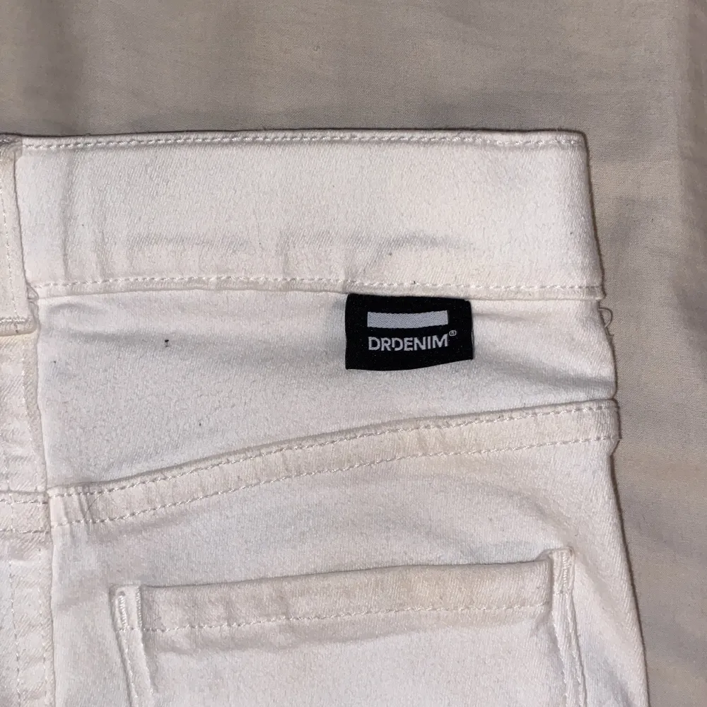 Säljer ett par vita jeans, använt skick men inga synliga fel. Storlek S/32. Jeans & Byxor.