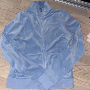 Juicy kofta - Som helt ny! Super mjuk!! Säljer pga att jag inte har användning för den och rensar min garderob. Super fin baby blå färg!💙