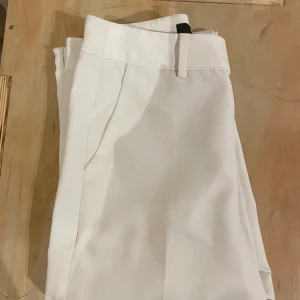 Vita kostym byxor  - Vita kostym byxor från bikbok. Endast provade 