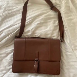 Brun väska - Brun läderväska!
