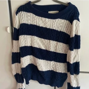 Tröja - Randig stickad tröja, strl M men passar mig bra som S🤍🤍🙏🏽 Tryck inte på köp nu!!