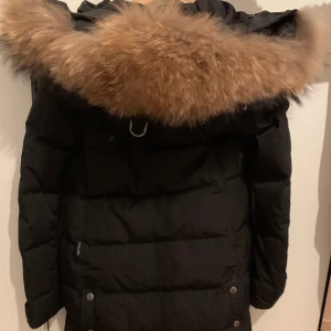 Hollies  - Säljer jackan strl 32 Använd 1 vinter  Köpt för 5800 Mer bilder vid intresse  Pris kan diskuteras 