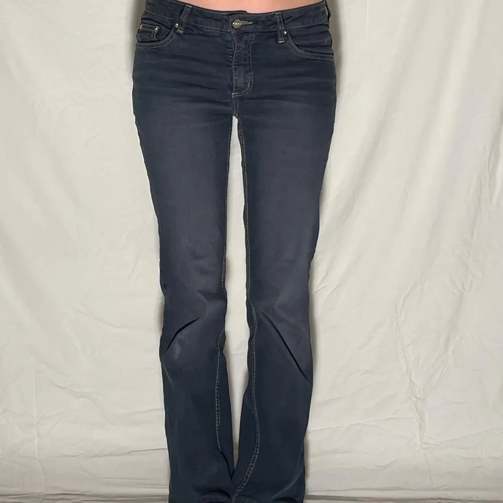 KONTAKTA INSTAGRAM DM VID INTRESSE Jeans 010❤️‍🔥 Märke: Tutti Frutti Storlek: EUR38 Midjemått: 74cm Innerbenslängd: 80cm  Modellen är W29 EUR38 och 165cm lång. Jeans & Byxor.