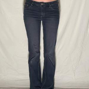 KONTAKTA INSTAGRAM DM VID INTRESSE Jeans 010❤️‍🔥 Märke: Tutti Frutti Storlek: EUR38 Midjemått: 74cm Innerbenslängd: 80cm  Modellen är W29 EUR38 och 165cm lång