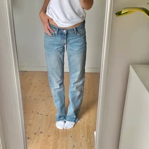 Weekday low arrow  - Säljer mina weekday low arrow jeans i storlek 26/30 🙌 De är lite använda och köpa för 550 säljer för pris runt 300-500 INK frakt