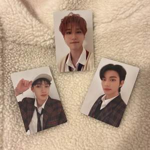 Säljer photocards av Han, Bangchan och Hyunjin 30 kr styck + 15 kr frakt :)