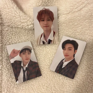 Stray kids - Säljer photocards av Han, Bangchan och Hyunjin 30 kr styck + 15 kr frakt :)