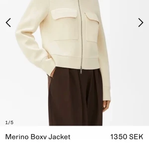 Arket merino boxv jacket  - Storlek XS, men passar S också! Köpt för 1350 kr på arket. Knappt använd därav i jätte bra skick. Säljer för 750