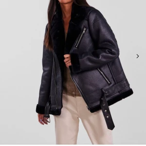 PIECES PCDORA AVIATOR JACKET BF PILOTJACKA - Säljer min svarta aviator jacket/pilotjacka PCDORA AVIATOR JACKET från Pieces i strl S. Den är använd några gånger och är i nyskick. Säljer för 600, nypris är 999kr och den är slutsåld överallt. Fraktar mot billigare fraktalternativ. Garderobsrensning ❤️