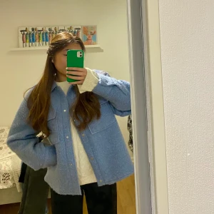 Vero Moda kappa - Så fin färg och kappa! men tyvärr ingen användning så därför säljer jag till någon som kanske använder den mer💗storlek XL men sitter som M tycker jag som vanligtvis bär S-M. Köparen står för frakten. Mer frågor eller funderingar är det bara att kontakta🥰