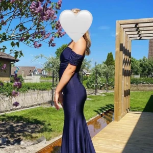 Balklänning - Säljer min fina balklänning! Den har ett långt släp som har gjort att den är lite nopprig längst ner på klänningen. Men utom de är den i toppskick. Den har använts två gånger!