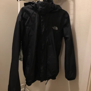 NorthFace jacka - Regnjacka från NorthFace, superbra kvalite. Säljer då den inte används, köparen står för frakten :)