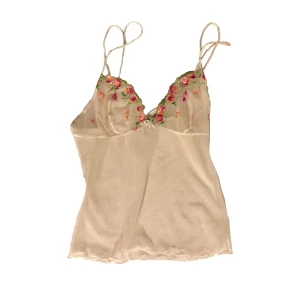 meshtopp med rosor  - jättesöt meshtopp med broderade rosor och trollsländor, aldrig använd och säljer då den är för liten🌹🧚🏻‍♀️🍒💿🤍