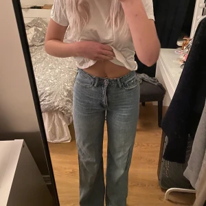 Mid waist jeans  - Blåa mid waist jeans från cubus. Använda 4-5 ggr, så fortfarande i nyskick. Nypris: 699kr. Om frågor uppstår så kontakta mig💗