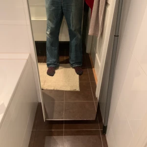 Wrangler jeans - Ett par sköna wrangler jeans köpta second hand. De är i bra skick och använda endast ett fåtal gånger (av mig). De har lite slitage längst ner på ena benet