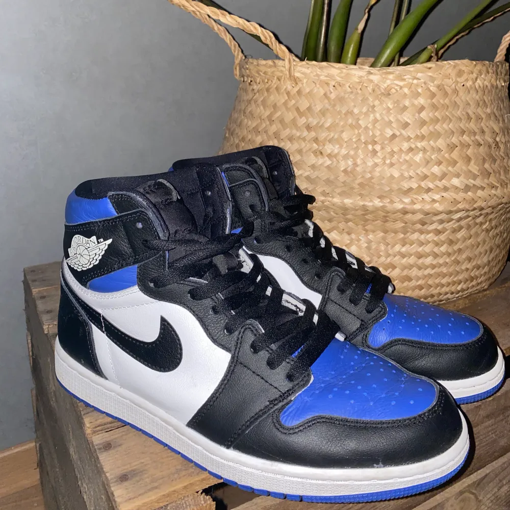 Helt nya Jordan 1 retro high royal toe, endast använda ett fåtal gånger. Inga defekter alls. Köpta för 3000kr!!  Original kartongen medföljer, även blå skosnören, stock x märket/ medaljong och creese skydd. Skriv vid intresse och köparen står för frakten😍. Skor.