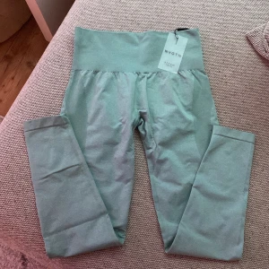 Nvgtn  - Nvgtn contour seamless leggings i färgen Sage green i storlek M. Använda två gånger men storlek M är lite för stort för mig som mer är en xs-s. Dem funkar bra på en som är S om man inte vill ha dem så tajta i midjan, Nvgtn är väldigt tajta i midjan. 