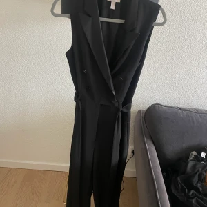 Jumpsuit kavaj liknande  - Fest jumpsuit. Använd 2 ggr. Fint skick 