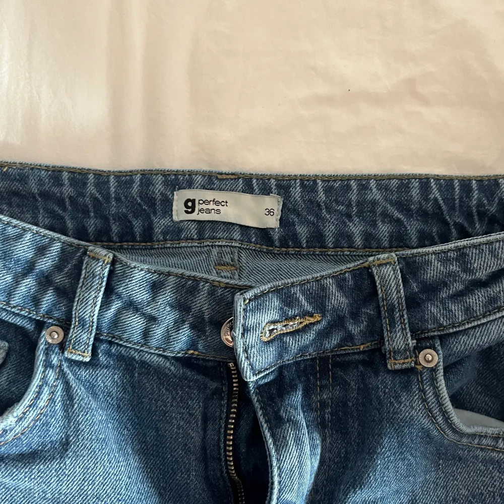 Flare full length jeans från Gina tricot i storlek 36, går hela vägen ner till marken på mig som är 168cm . Jeans & Byxor.