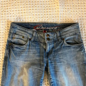 Vintage jeans  - Säljer dessa vintage lågmidjade jeansen med coola detaljer. Fint skick och inga skador. Kan skicka fler bilder vid intresse 💓
