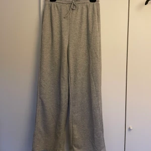 Gråa mjukisbyxor - Säljer dessa gråa mjukisbyxor med fickor fram och utan mudd. Andvänd ett fåtal gånger för tycker de är för korta för mig så skulle säga att de passar en som är under 170cm lång.