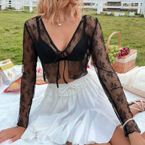 gullig svart topp - hej, säljer denna helt oanvänd! skulle säga att den passar dig som är en s/m! pris kan diskuteras:) 