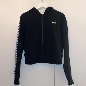 Vans hoodie - Cropped vans hoodie med dragkedja och riktig detalj på ärmarna. I storlek xs. Använt endast 2/3 gånger så väldigt bra skick!