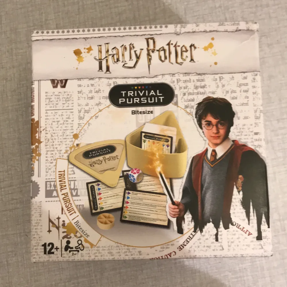 Harry Potter frågesport, på engelska. använt den 1 gång, vad jag kommer ihåg. Lådan är trasig i öppning-grejen, vilket man ser på den andra bilden. Jag är inte riktigt säker på vad frakten, skriv till mig så kollar jag på det! Tryck inte på köp nu! :). Övrigt.