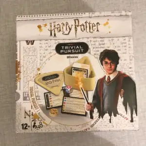 Harry Potter frågesport, på engelska. använt den 1 gång, vad jag kommer ihåg. Lådan är trasig i öppning-grejen, vilket man ser på den andra bilden. Jag är inte riktigt säker på vad frakten, skriv till mig så kollar jag på det! Tryck inte på köp nu! :)