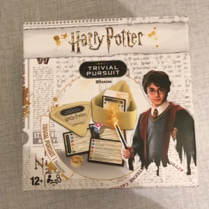 Harry Potter  - Harry Potter frågesport, på engelska. använt den 1 gång, vad jag kommer ihåg. Lådan är trasig i öppning-grejen, vilket man ser på den andra bilden. Jag är inte riktigt säker på vad frakten, skriv till mig så kollar jag på det! Tryck inte på köp nu! :)