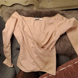 Basic top - Väldigt fin basic top från NAKD ena är i färgen peach och andra i en fin ljus blå färg. Säljes separat flr 70 kr st. Aldrig använd. Peach är S och Blåa är M
