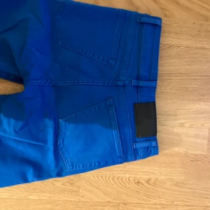 J. Lindberg blåajeans  - Blåa jeans, high waist/ straight leg. Storlek 25. köptes för 1 år sen de är knappt använda.  