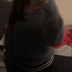 Blå fluffig tröja - Blå fluffig och väldigt mjuk tröja i jättefint skick. Känns precis som ny! Storlek S men känns ganska stor, så hade passat på M med. Använt ett fåtal gånger.