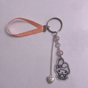 MY MELODY NYCKELRING  - my melody nyckelring jag gjorde <3 väldigt söt med rosa/genomskinliga pärlor, med köp kommer gratis extras!