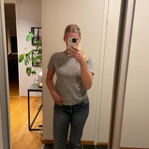 Grå pola Ralph lauren t-shirt i storlek barn M (xs) - Jag säljer min gråa Polo Ralph Lauren t-shirt i storlek M i barn storlekar. Jag har vanligtvis 36/38 i t-shirts o på mig tycker jag att den sitter som en xs.köparen står för frak, kan oxå tänka mig att mötas upp i Kungälv.