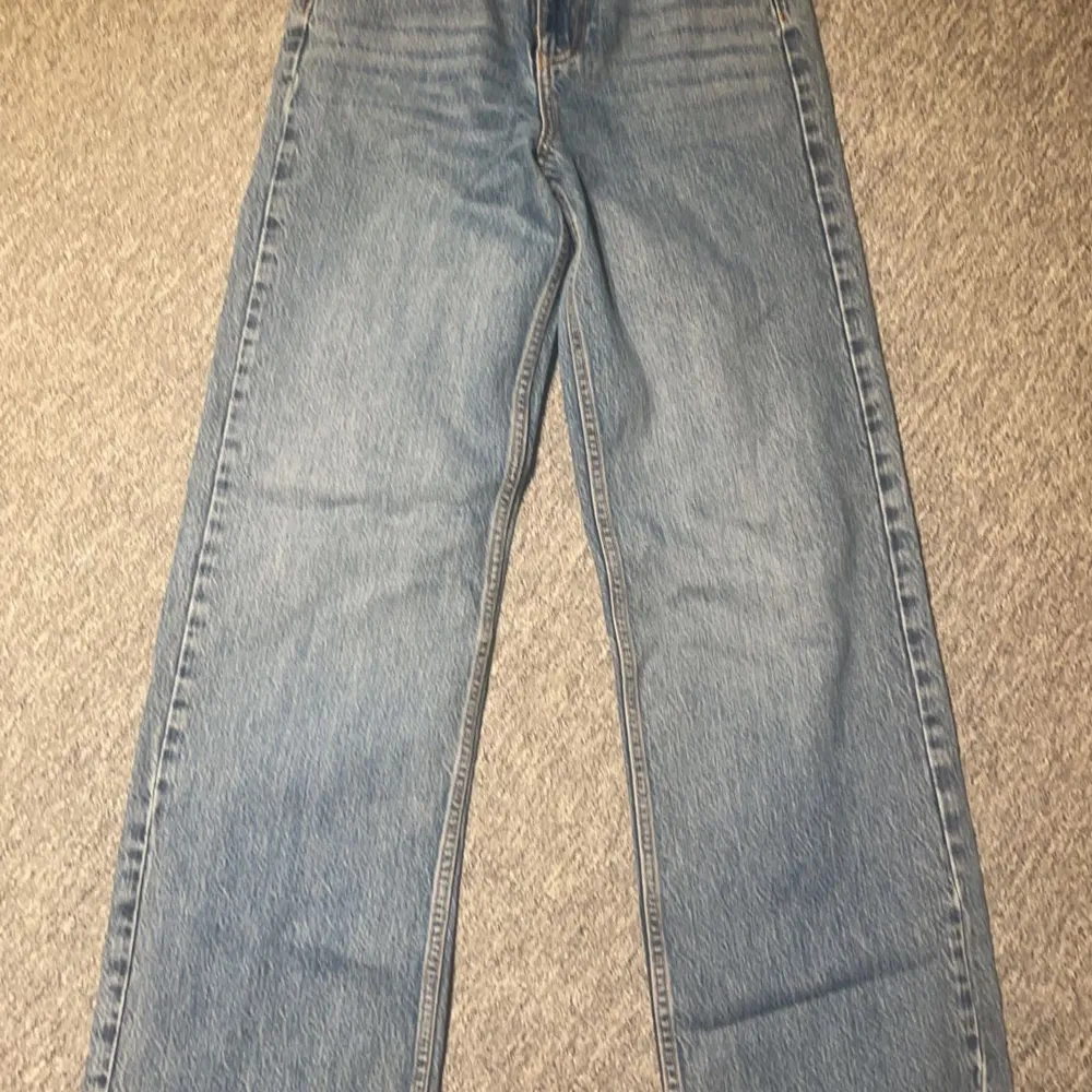 Jätte fin jeans som jag säljer jätte billigt, säljer för jag aldrig använder. De är i jätte bra skick och använt ett fåtal gånger. . Jeans & Byxor.