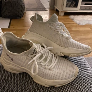 Steve madden strl 37 - Väldigt fint skick på dessa skor, super sköna och använda i bra skick. Priset kommer inte ändras då dem ursprungligen kostar 1 149kr! 