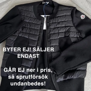 Moncler Hybrid jacka/ Cardigan M  - Cardigan från Moncler i storlek M, passar även XS-S (jag har XS). Aldrig fått användning för den. ÄKTA! Köpt på haiendo för 4300, säljes för 4000 då den är ny. Köparen står för frakten på 66kr,GÅR EJ NER I PRIS! SKRIV ENDAST VID SERIÖST INTRESSE!!