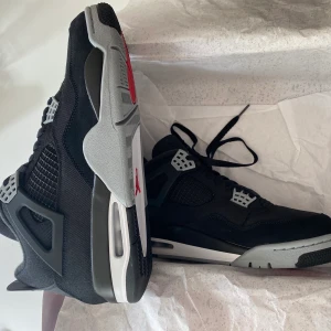 Jordan 4 Black canvas - Intressekoll på jordan 4 black canvas där låda och kvitto finns kvar! Köpta på snkrs appen i september. Skriv om du är intresserad och vilket pris du skulle kunna lägga på de. Storlek 46.