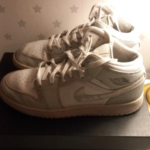 Jordan 1 mid grey - Jordan 1 mid grey camo i storlek 40 i bra skick👍  -kan frakta eller mötas upp i stockholm🤝  - de är äkta och orginal box finns kvar✅️  