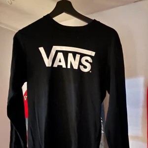 vans longsleeve - köpt för något år sen för 550kr men knappast använd, har mest hängt i min garderob😞 storlek small men skulle kanske passa medium beroende på hur du vill att den sitter 💕 skriv t mig privat för frågor