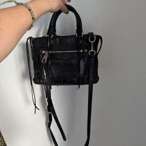 En crossbody bag från Rebecca Minkoff i deras regan modell . Väskan är i fint skick, men lite synligt slitage på den främre haken som håller fast crossbody bandet. 