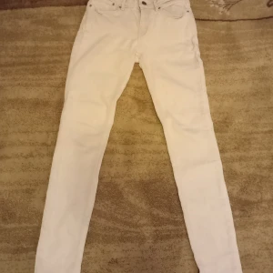 White  not bagge but not really on you.  - They have been worn 4 time but still really good.