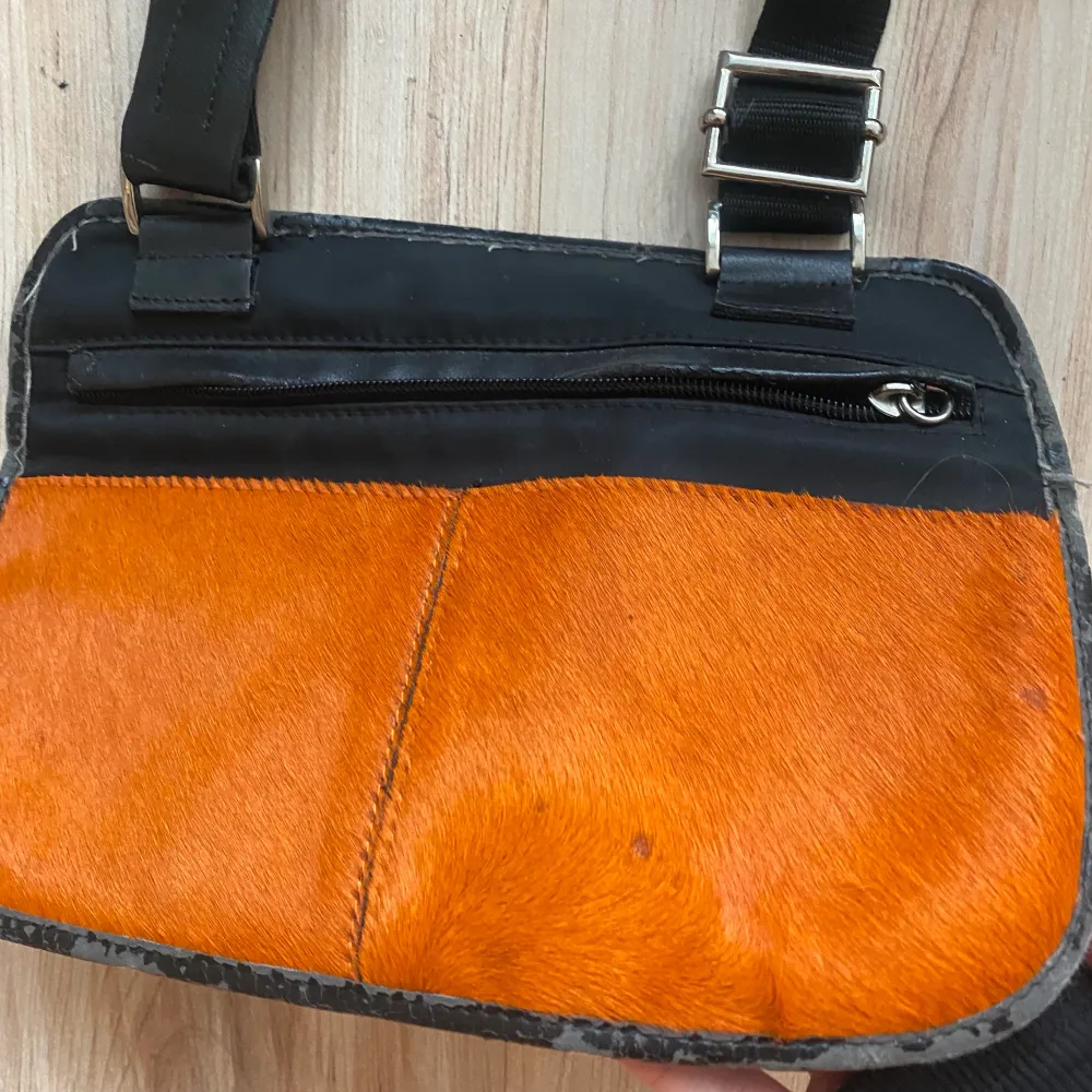 Fin, liten väska med justeringsbar band och orange ”päls” på framsidan! Fint skick! ❤️❤️❤️. Accessoarer.