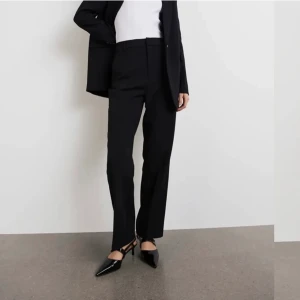 Kostymbyxor - Svarta Kostymbyxor från Gina tricot, raka i modellen, använda enstaka gång. Nypris 399, Storlek 38.
