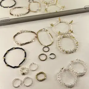 5 armband, 1 par stora pärlörhängen och 8 ringar. 3 av ringarna är använda och syns på dom, resterande smycken är aldrig använda.