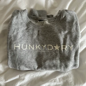 College tröja från Hunkydory - Säljer min välanvända hunkydory college tröja, som varit en stor favorit i garderoben men som tyvärr är för liten.. 