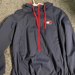 Tommy vindjacka - Oanvänd, storlek m
