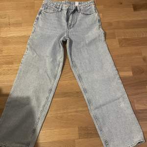 Säljer dessa sprillansnya jeans från H&M, ish midwaist. Jättesköna och dom lägger sig fint på höften💓