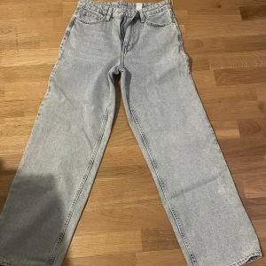 Straightleg jeans - Säljer dessa sprillansnya jeans från H&M, ish midwaist. Jättesköna och dom lägger sig fint på höften💓